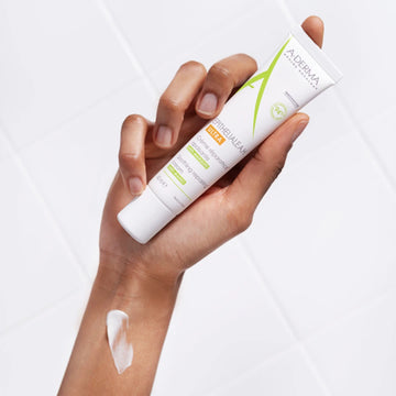 A-Derma Epitheliale A.H Ultra εφαρμογή επανορθωτικής κρέμας σε δέρμα